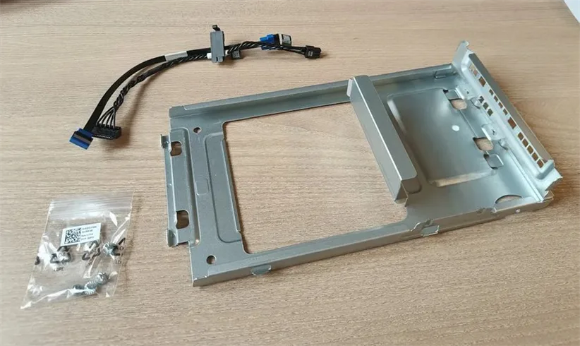 DELL rámeček pro 3.5" disk s kabelem Pro Essentials/ Tower Base (P/N: 575-BCSK) DELL rámeček pro 3.5" disk s kabelem Pro Essentials/ Tower Base (575-BCSK) — pohľad 1 | Originálny Dell produkt