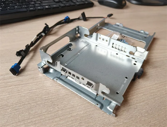 DELL Výklopný rámeček pro 3.5" disk s kabelem a šroubem/ Pro Slim/ Pro SLim Plus/ Pro Max Slim (P/N: 575-BCSY) DELL Výklopný rámeček pro 3.5" disk s kabelem a šroubem/ Pro Slim/ Pro SLim Plus/ Pro Max Slim (575-BCSY) — pohľad 1 | Originálny Dell produkt